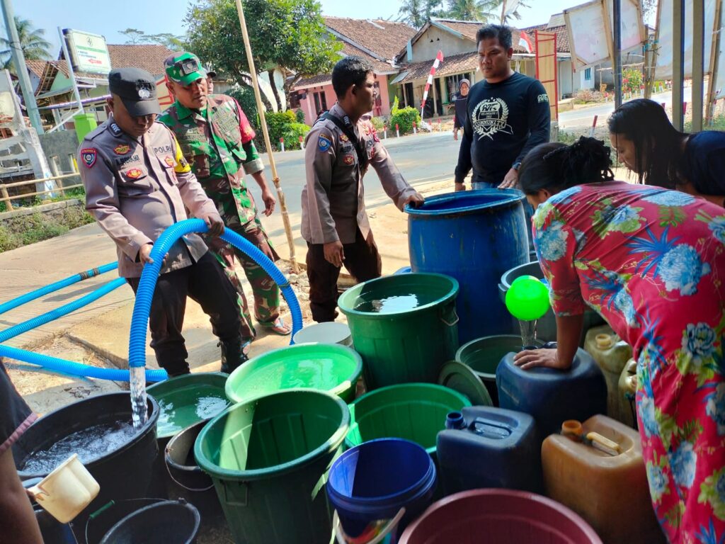 Bhabinkamtibmas Polsek Cimanggu Salurkan Bantuan Air Bersih Untuk Masyarakat 1 WhatsApp Image 2023 08 24 at 15.29.40