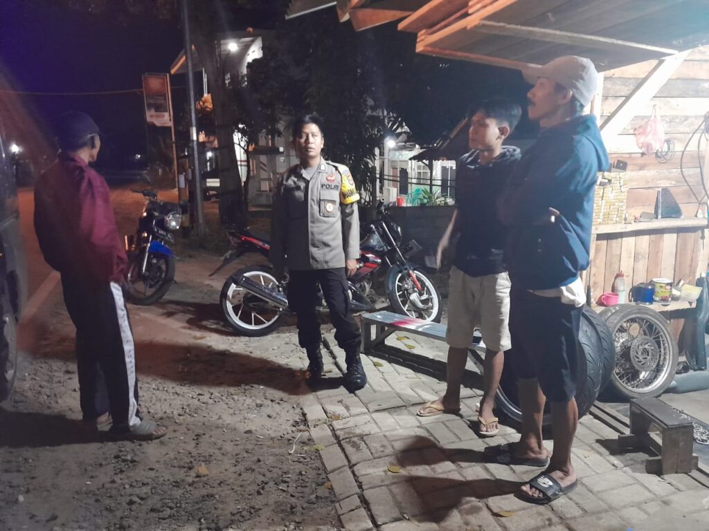 Sambangi bengkel, Bhabinkamtibmas Polsek Pandeglang Sampaikan Pesan Kamtibmas 2 WhatsApp Image 2023 08 24 at 15.46.30