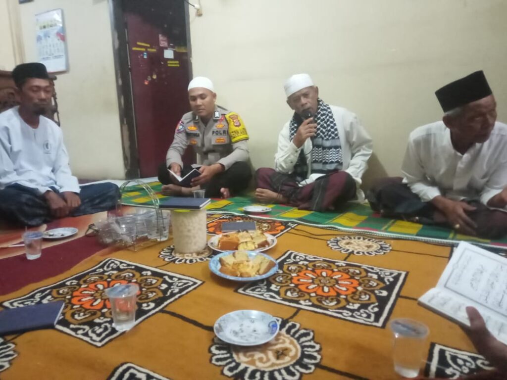Disela Tugasnya Bhabinkamtibmas Polsek Cikedal Hadiri Tahlilan Warga Binaan 9 WhatsApp Image 2023 08 25 at 05.31.41