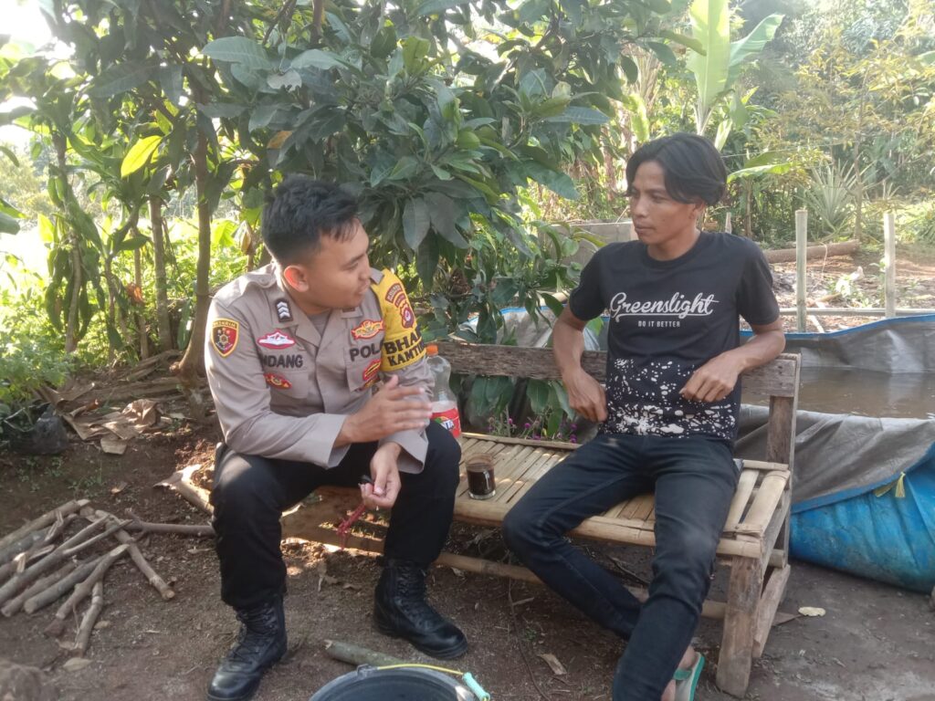 Bhabinkamtibmas Polsek Cimanuk Sosialisasikan Call Center 110 10 WhatsApp Image 2023 08 25 at 05.49.12