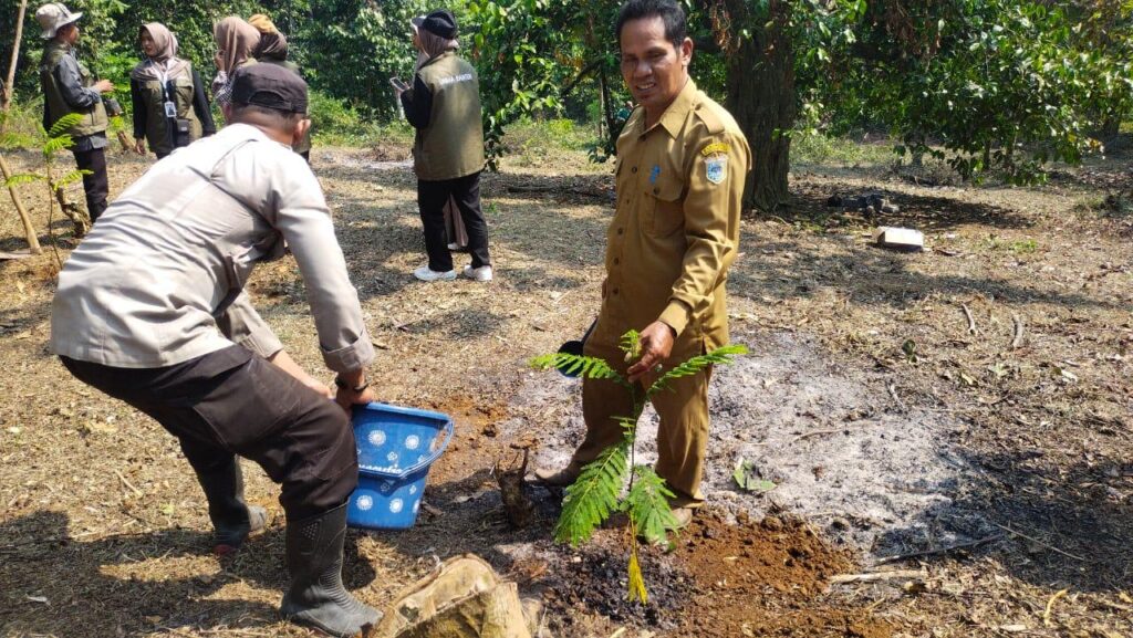 Hijauhkan Wilayah Pantai, Polsek Carita Tanam Pohon Bersama Muspika 8 WhatsApp Image 2023 08 25 at 08.20.10