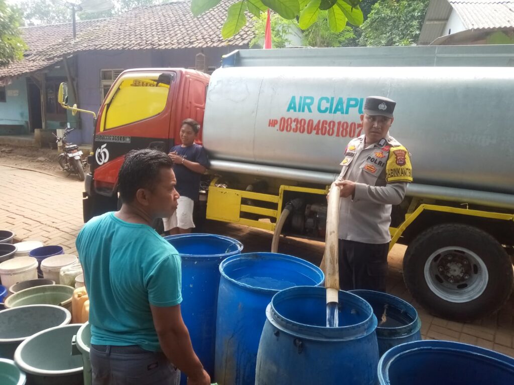 Polsek Cikedal Berikan Bantuan Air Bersih Kepada Warga 7 WhatsApp Image 2023 08 25 at 08.27.39