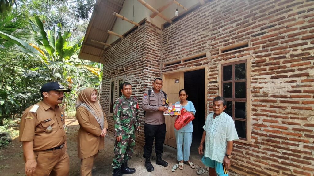 Bhabinkamtibmas Polsek Pandeglang Dampingi Pemberian Bantuan Lisdes 5 WhatsApp Image 2023 08 25 at 08.58.32