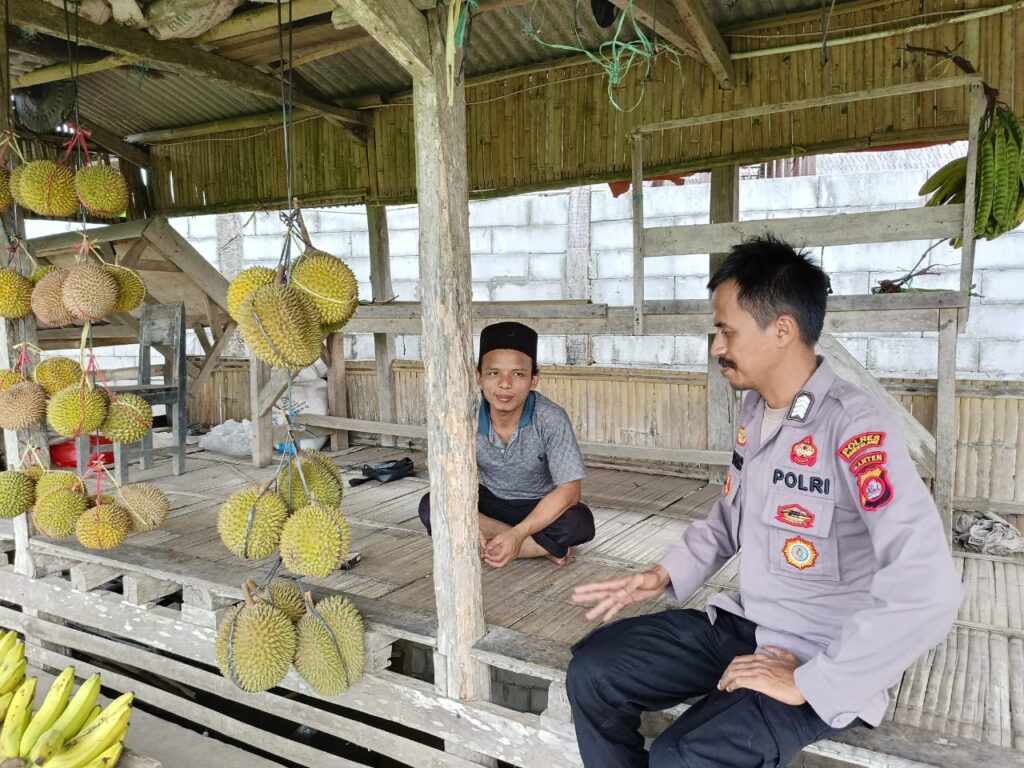 Sambangi Penjual Durian, Ini Pesan Bhabinkamtibmas Polsek Mandalawangi 4 WhatsApp Image 2023 08 25 at 09.07.46