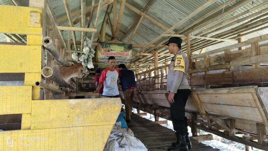 Ciptakan Kondusifitas, Bhabinkamtibmas Polsek Cikeusik Sambangi Peternak 3 WhatsApp Image 2023 08 25 at 09.11.48