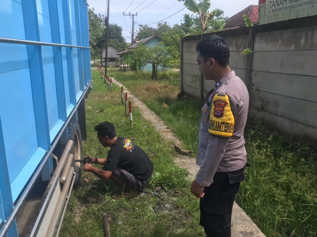 Berikan Pelayanan Prima, Polsek Cikeusik Bantu Pengendara Ganti Ban Bocor 2 WhatsApp Image 2023 08 25 at 09.20.23