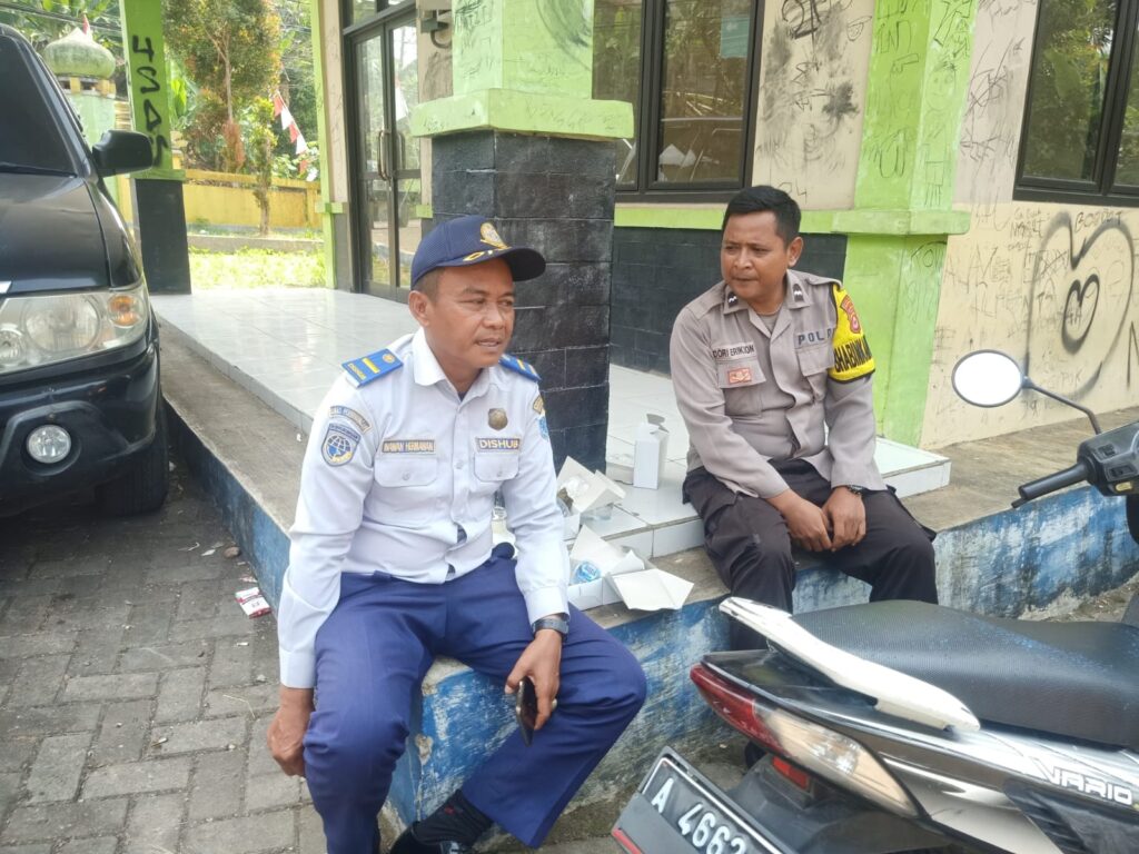 Bhabinkamtibmas Polsek Cadasari Sambangi Anggota Dishub 1 WhatsApp Image 2023 08 25 at 09.26.42