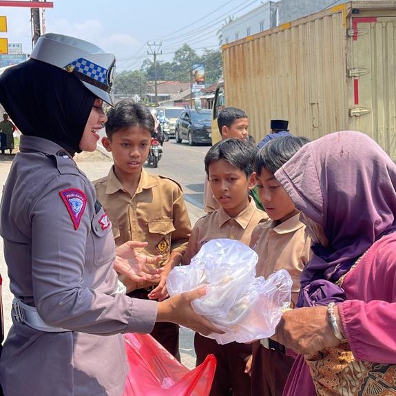 Semangat Jumat Berkah, Polres Pandeglang Bagikan Nasi Kotak 9 WhatsApp Image 2023 08 25 at 13.31.19