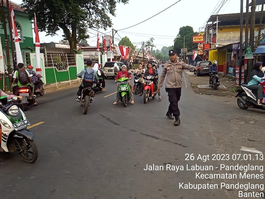 Rutinitas Pagi, Panit Binmas Polsek Menes Tertibkan Lalulintas Pertigaan Cimanying 5 WhatsApp Image 2023 08 26 at 10.02.43