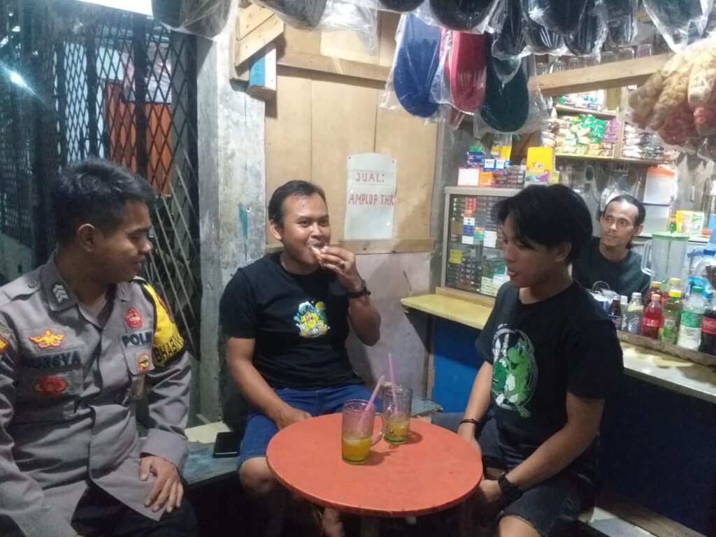 Bhabinkamtibmas Polsek Menes Rutin Sambangi Masyarakat Desa Binaannya 4 WhatsApp Image 2023 08 26 at 10.05.00