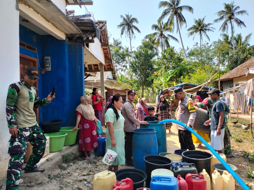 Polsek Cimanggu Bersama Koramil Salurkan Air Bersih Kepada Masyarakat 1 WhatsApp Image 2023 08 26 at 11.25.25