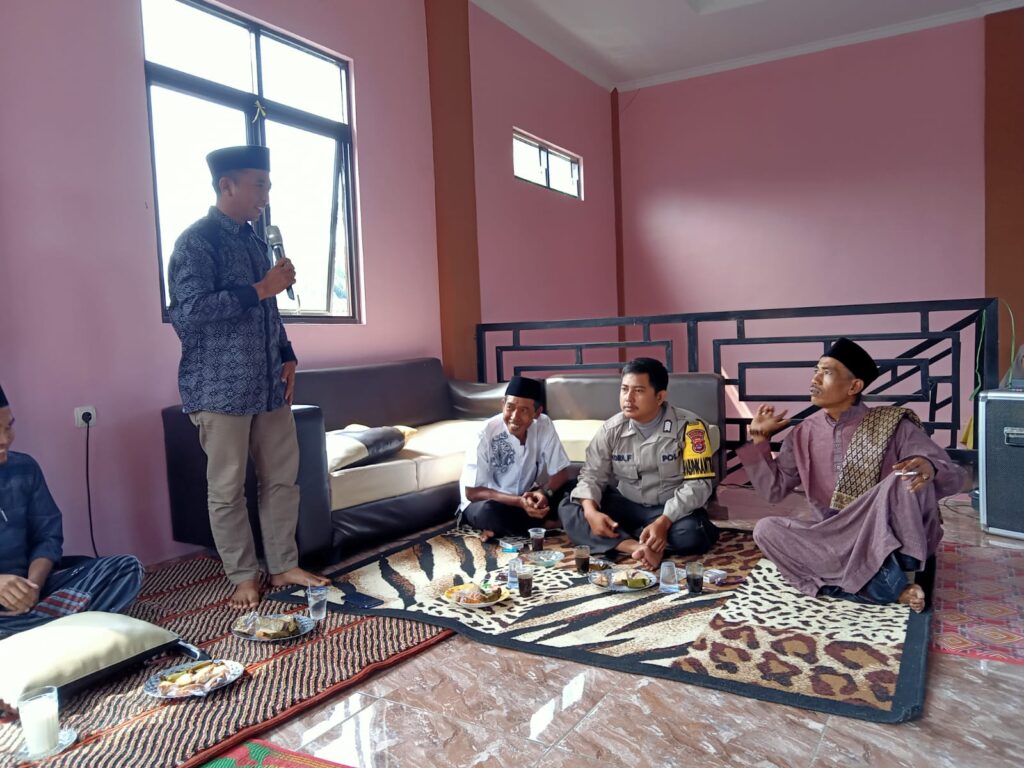 Bhabinkamtibmas Polsek Cikedal Hadiri Pengajian Rutin di Desa Binaan 2 WhatsApp Image 2023 08 26 at 13.21.21
