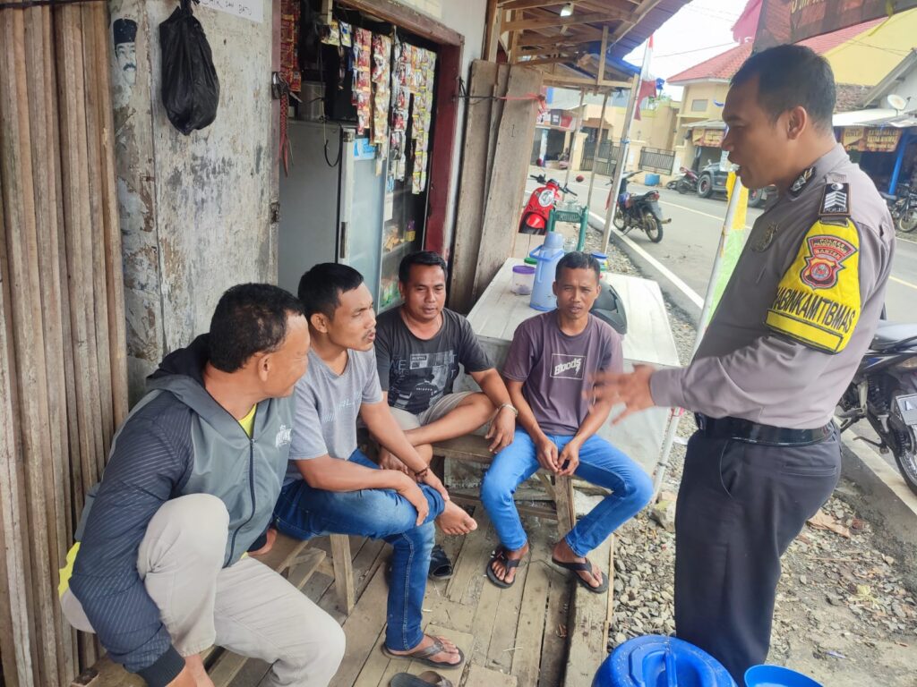 Berikan Pesan Kamtibmas Bhabinkamtibmas Polsek Cibaliung Sambangi Pangkalan Ojek 7 WhatsApp Image 2023 08 26 at 13.58.24