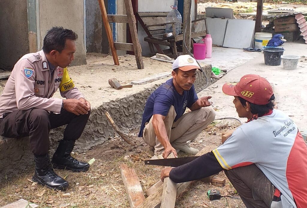 Sambang ke Pekerja Bangunan, Bhabinkamtibmas Polsek Carita Sampaikan Himbauan Kamtibmas 10 WhatsApp Image 2023 08 26 at 21.25.35