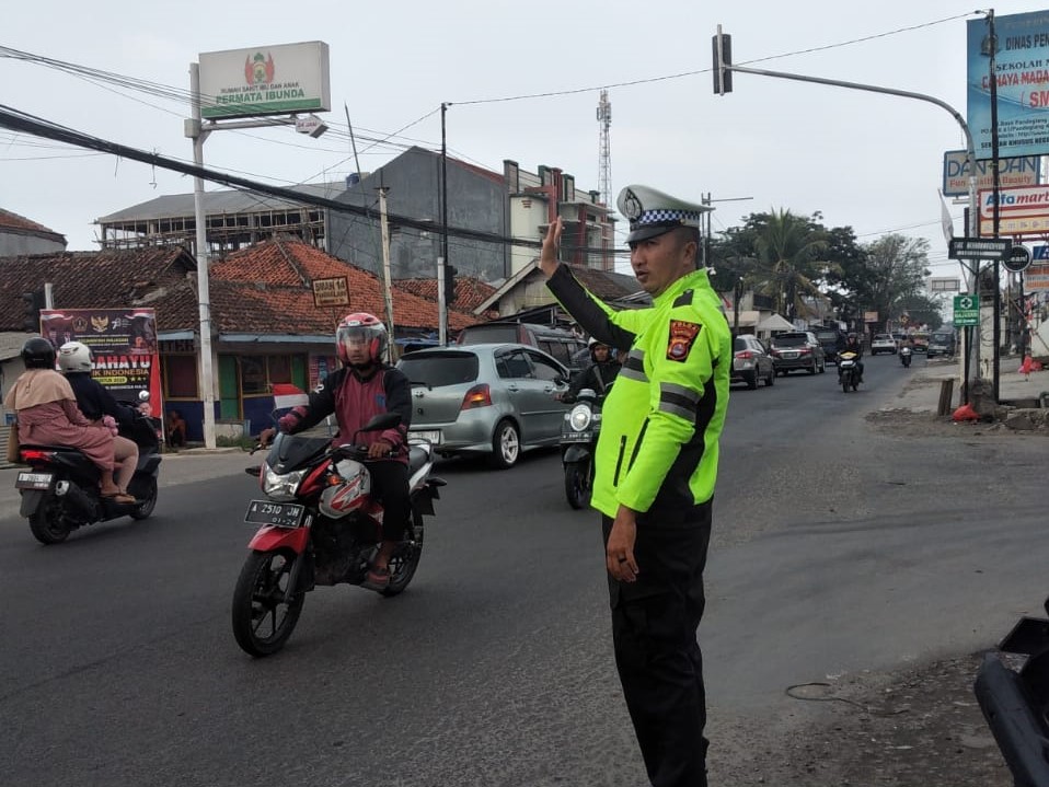 Lancarkan Arus Lalulintas Akhir Pekan Polsek Pandeglang Gelar Pengaturan 3 WhatsApp Image 2023 08 26 at 22.25.30