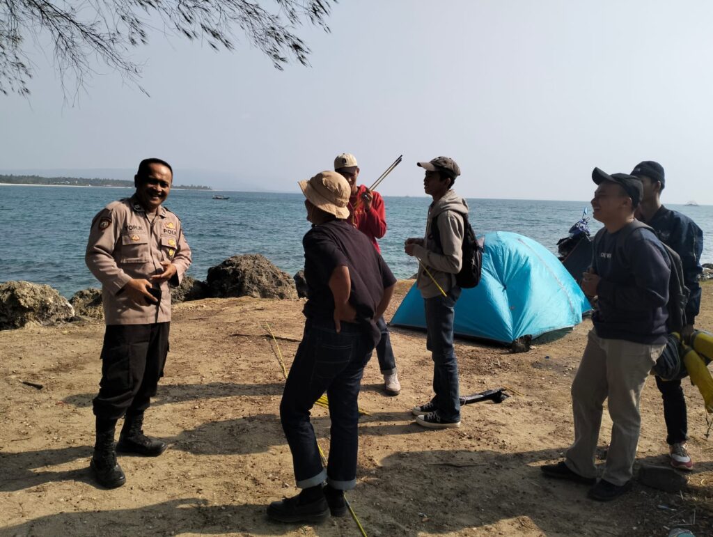 Bhabinkamtibmas Polsek Cigeulis Sambangi Kemah Wisatawan 7 WhatsApp Image 2023 08 27 at 09.53.35