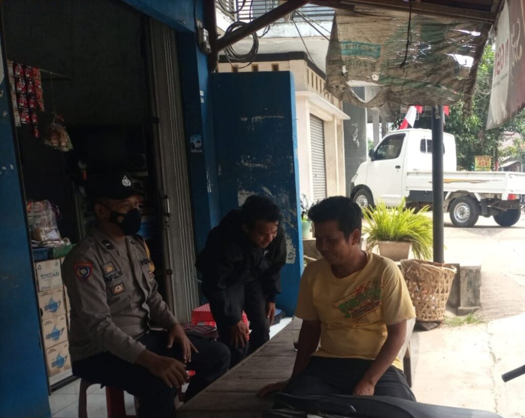 Silaturahmi Kerumah Warga, Ini Pesan Yang Disampaikan Bhabinkamtibmas Polsek Menes 2 WhatsApp Image 2023 08 27 at 11.39.03