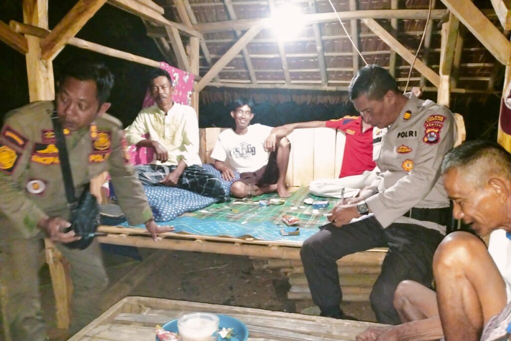 Kapolsek Angsana Pimpin Patroli Gabungan Cegah Gangguan Kamtibmas 6 WhatsApp Image 2023 08 27 at 15.13.24