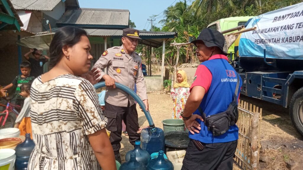 Kapolsek Angsana Bersama Muspika Distribusikan Bantuan Air Bersih ke Wilayah Terdampak Kekeringan 10 WhatsApp Image 2023 08 27 at 17.26.58