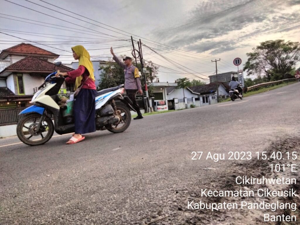 Polsek Cikeusik Rutin Gelar Giat Strong Point Antisipasi Kemacetan 7 WhatsApp Image 2023 08 27 at 21.57.21