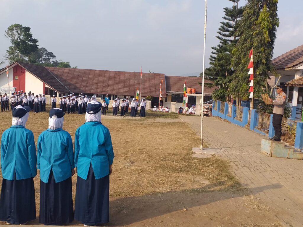 Kapolsek Mandalawangi Beri Motivasi Pelajar Saat Pimpin Upacara 6 WhatsApp Image 2023 08 28 at 08.38.36