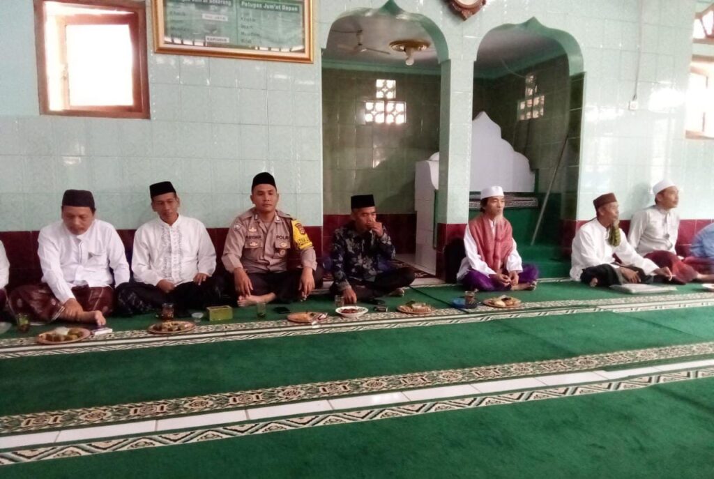 Hadiri Pengajian Rutin, Bhabinkamtibmas Polsek Cikedal Berikan Himbauan 4 WhatsApp Image 2023 08 28 at 09.14.34