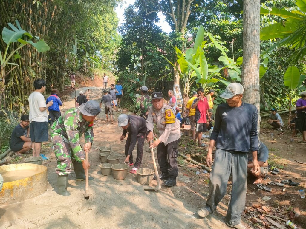 Bersama Warga Bhabinkamtibmas Polsek Pandeglang Gotong Royong Cor Jalan 3 WhatsApp Image 2023 08 28 at 09.30.45