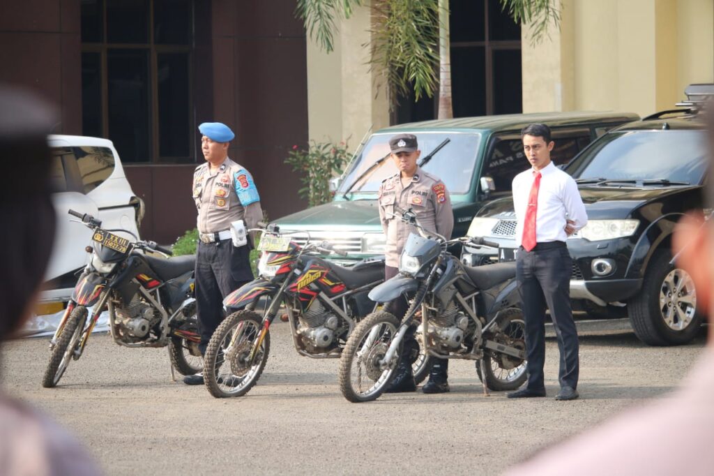 Apel Pimpinan Polres Pandeglang, Kapolres Ingatkan Personel Rawat Kendaraan Dinas 2 WhatsApp Image 2023 08 28 at 10.09.14