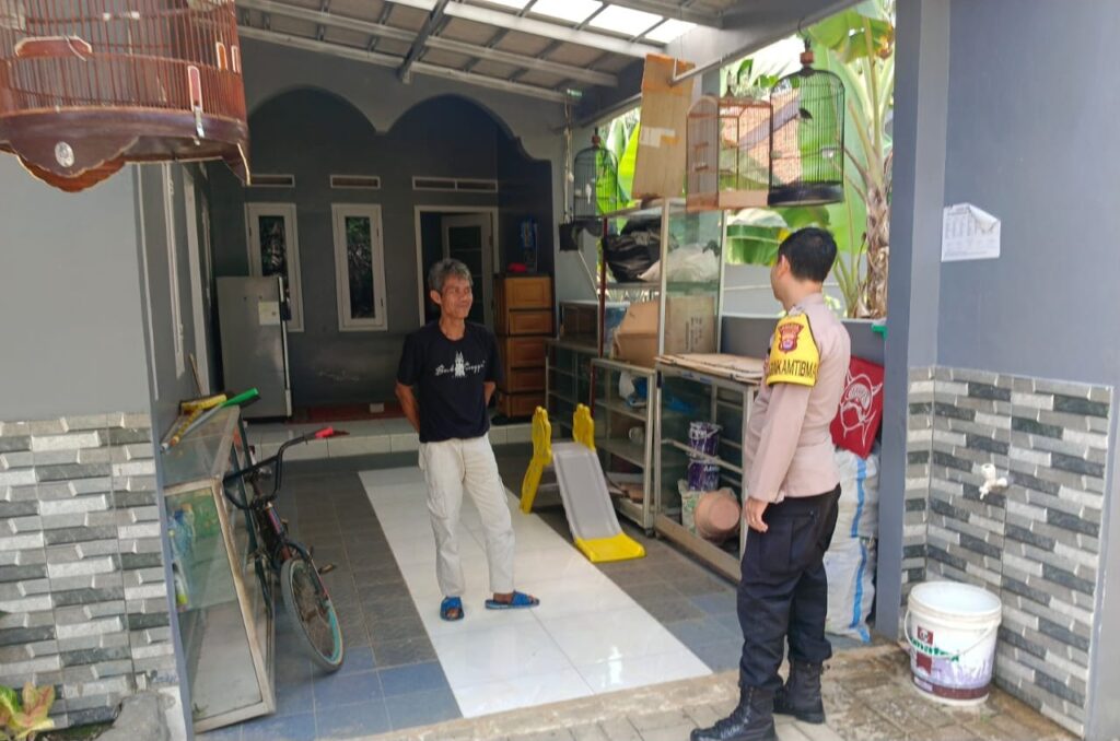 Pastikan Keamanan Warga Binaan, Bhabinkamtibmas Polsek Menes Sambang Wilayah 5 WhatsApp Image 2023 08 28 at 10.43.55