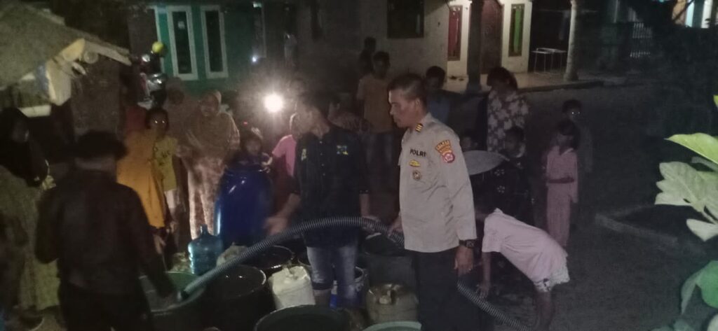 Malam Hari, Kapolsek Angsana Tetap Semangat Distribusikan Bantuan Air Bersih 8 WhatsApp Image 2023 08 28 at 14.08.16
