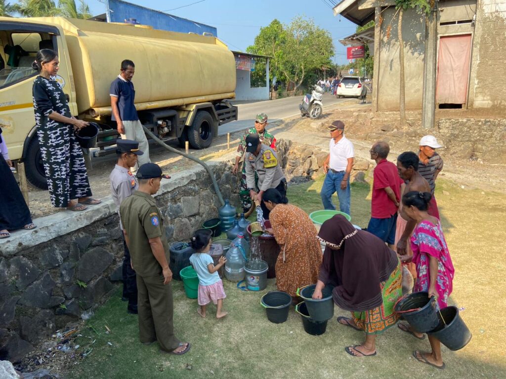Polsek Munjul Bagikan Air Bersih Untuk Warga 5 WhatsApp Image 2023 08 28 at 17.40.30