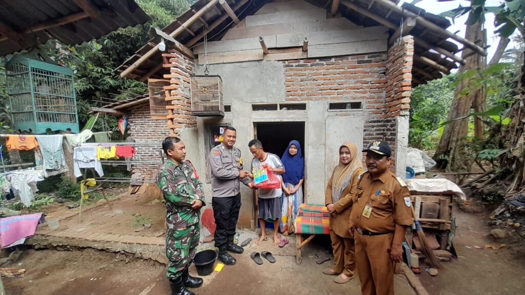 Bhabinkamtibmas Polsek Pandeglang Dampingi Penyaluran Bansos Lisdes 2 WhatsApp Image 2023 08 28 at 19.08.39