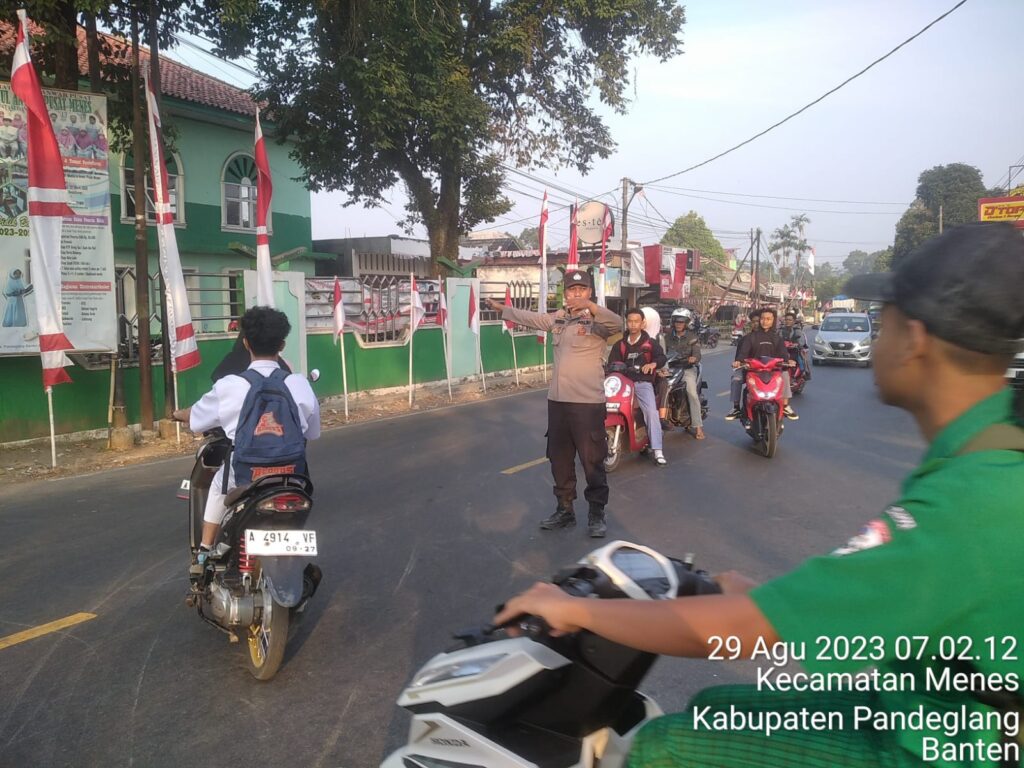 Panit Binmas Polsek Menes Tertibkan Lalulintas di Pertigaan Cimanying 3 WhatsApp Image 2023 08 29 at 09.06.20
