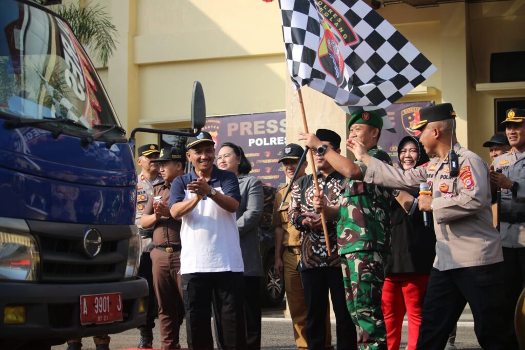 Polres Pandeglang Bersama Stakeholder Berikan Bantuan Air Bersih Kepada Warga Terdampak Kemarau 9 WhatsApp Image 2023 08 29 at 09.53.58