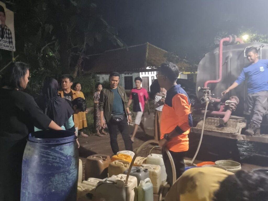 Polres Pandeglang Kembali Beri Bantuan Air Bersih Melalui Satgas Kampung Bebas Narkoba 8 WhatsApp Image 2023 08 29 at 10.26.46