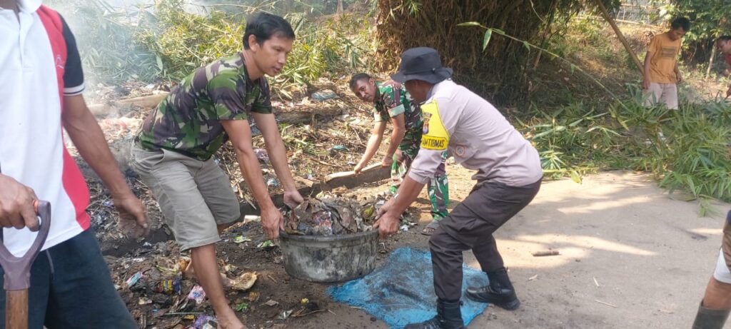 Polsek Carita dan Warga Bersihkan Sampah Plastik di Saluran Parit 6 WhatsApp Image 2023 08 29 at 10.40.24