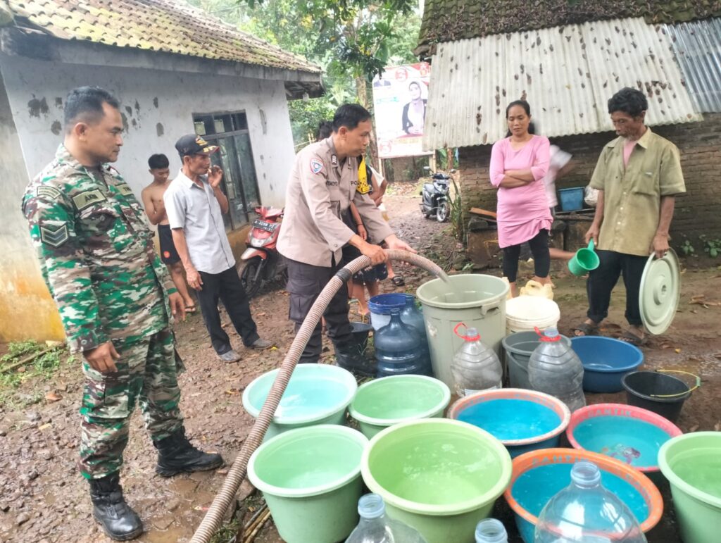 Tangani Dampak El-Nino Polsek Pandeglang Beri Bantuan Air Bersih 1 WhatsApp Image 2023 08 29 at 17.58.03