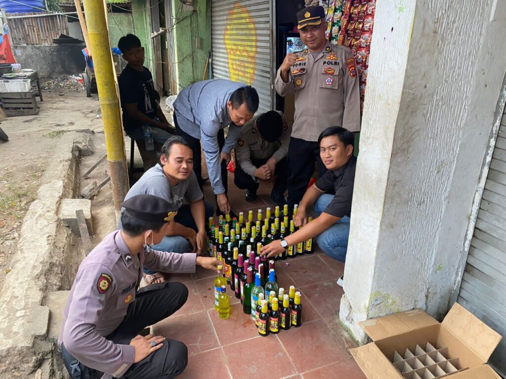 Polres Pandeglang Berhasil Amankan Puluhan Botol Miras 9 WhatsApp Image 2023 08 29 at 21.33.26