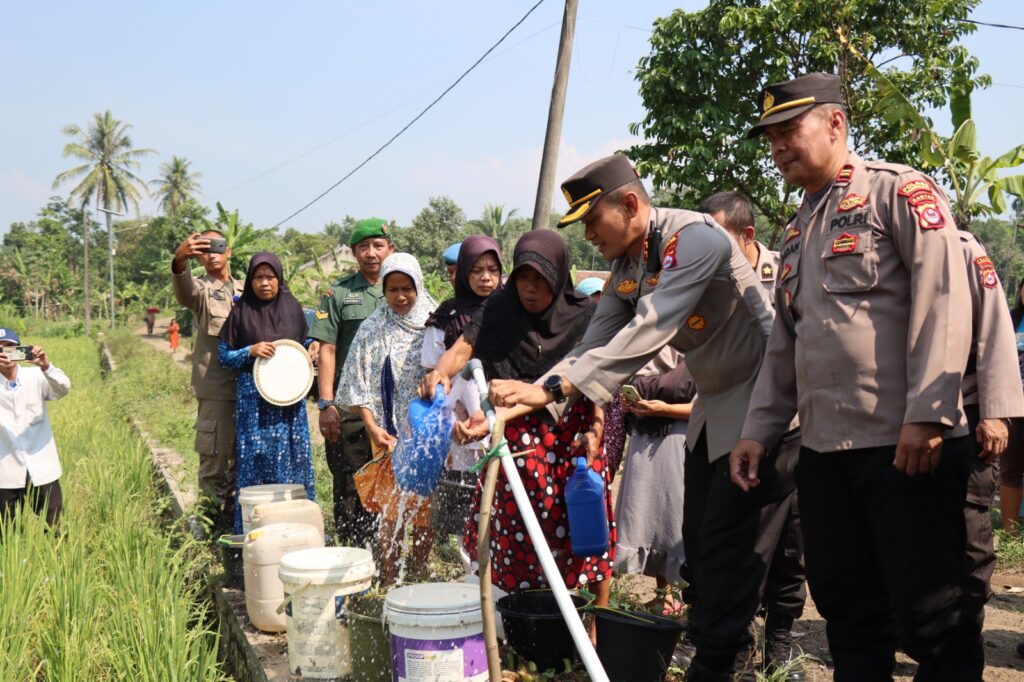 Akibat El Nino, Kapolres Pandeglang Buatkan Sumur Bor Kepada Warga 10 WhatsApp Image 2023 08 30 at 11.47.45