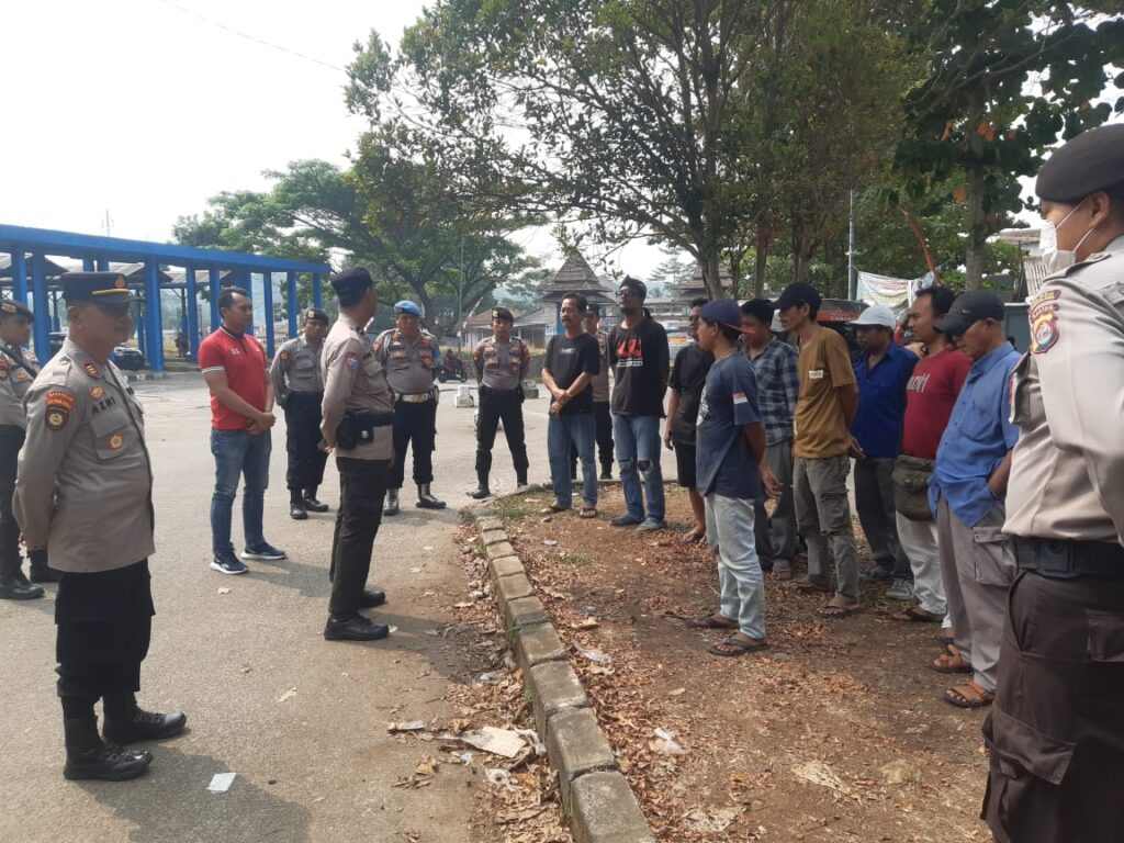 Ops Pekat Maung, Polres Pandeglang Edukasi Preman Mangkal di Pasar dan Terminal 1 WhatsApp Image 2023 08 31 at 08.13.09