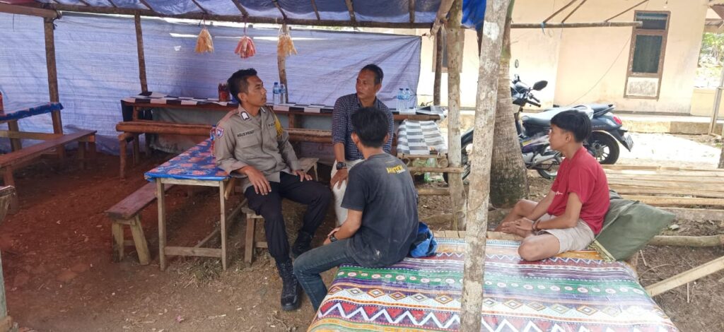 Jaga Kondusifitas Desa Binaan, Bhabinkamtibmas Polsek Cimanggu Gelar Sambang 4 WhatsApp Image 2023 08 31 at 09.58.57