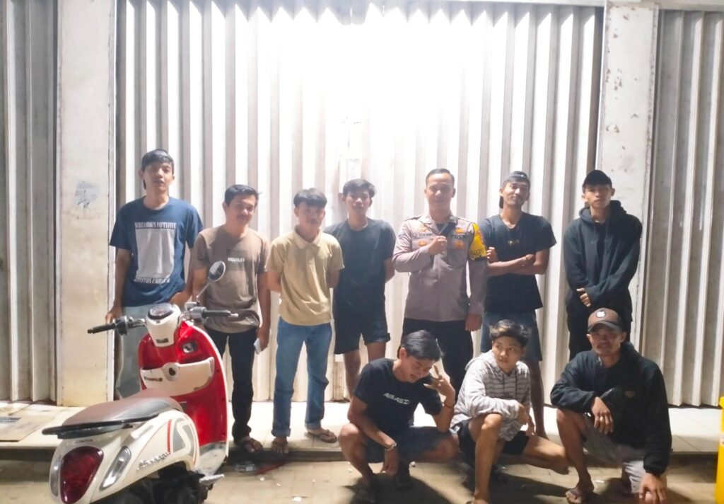 Bhabinkamtibmas Polsek Angsana Sambangi Desa Binaan, Ini Pesannya 6 WhatsApp Image 2023 08 31 at 10.13.49