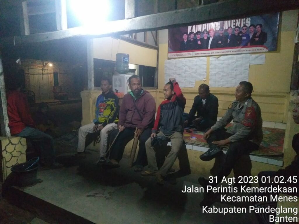 Cegah Kejahatan Malam Hari, Polsek Menes Ikut Ronda Bersama Warga 2 WhatsApp Image 2023 08 31 at 10.27.07