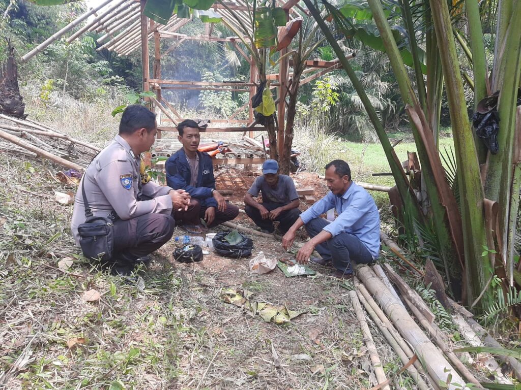 Bhabinkamtibmas Polsek Bojong Sambangi Warga dengan Door To Door Sistem 6 WhatsApp Image 2023 10 03 at 13.11.09