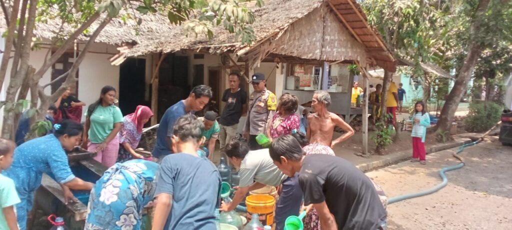Bhabinkamtibmas Polsek Pagelaran Sambangi Warga dan Berikan Bantuan Air Bersih 5 WhatsApp Image 2023 10 03 at 18.45.16
