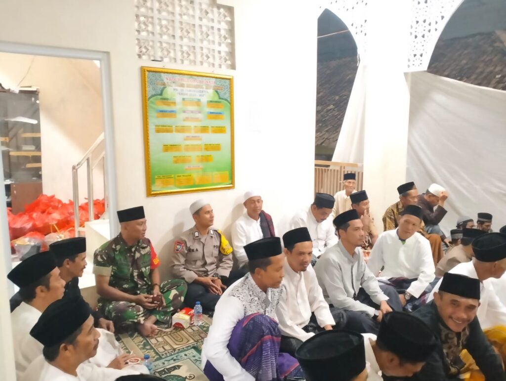 Bhabinkamtibmas Polsek Pandeglang Pererat Silaturahmi dengan Hadiri PHBI Maulid Nabi Muhammad SAW 1 WhatsApp Image 2023 10 04 at 01.36.16