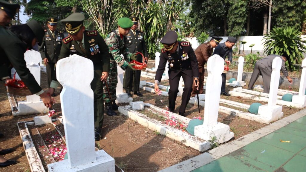 Kapolres Pandeglang Ikut Serta dalam Upacara Ziarah Nasional dan Tabur Bunga Merayakan HUT TNI ke-78 9 WhatsApp Image 2023 10 04 at 08.29.48