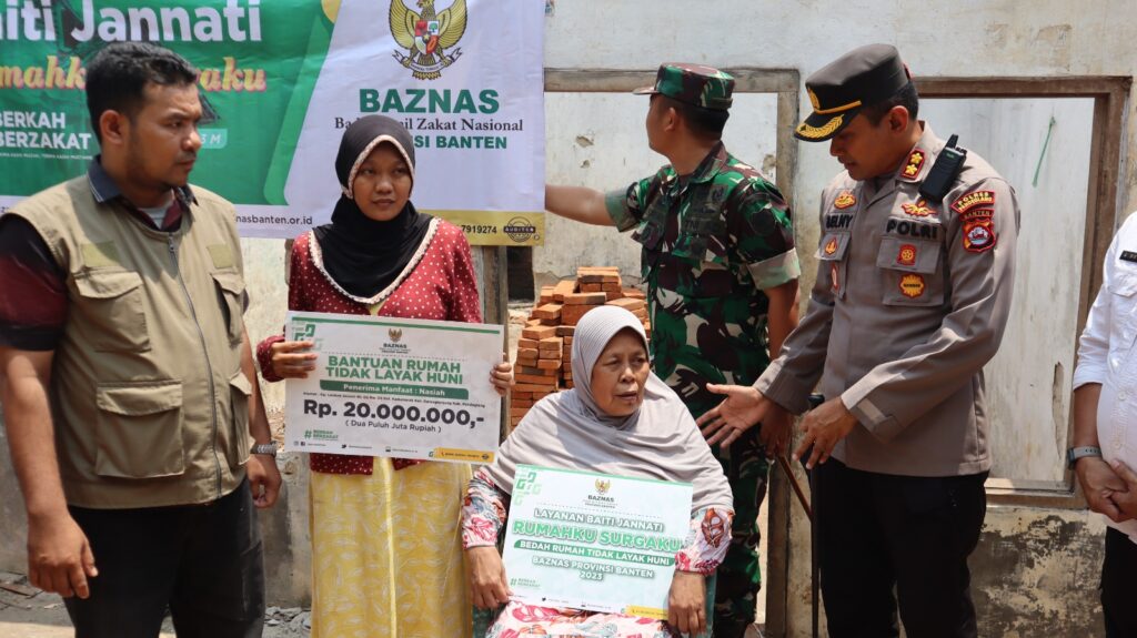 Kapolres Pandeglang Berikan Dukungan Langsung: Kunjungi Keluarga Penerima Program Bedah Rumah 7 WhatsApp Image 2023 10 04 at 11.51.41