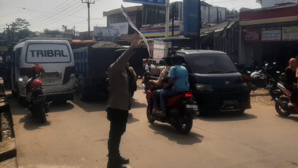 Polsek Bojong Melaksanakan Giat Penjagaan dan Pengaturan Arus Lalu Lintas (Gatur) untuk Keamanan dan Kelancaran 8 WhatsApp Image 2023 10 06 at 08.16.38