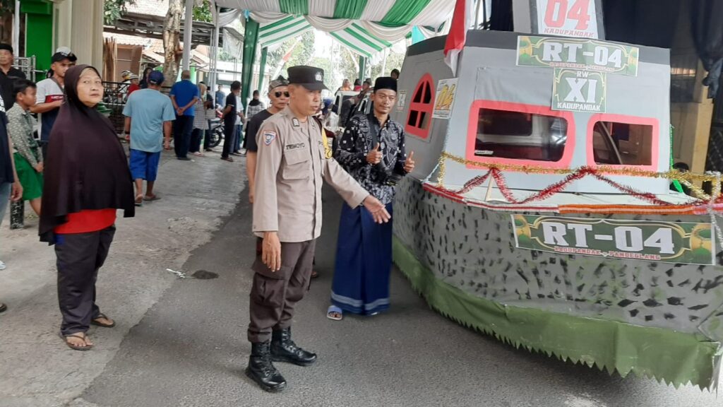 Polsek Pandeglang Dukung Pawai Maulid Nabi Muhammad Saw untuk Peringatan 1445 H 10 WhatsApp Image 2023 10 06 at 09.14.43